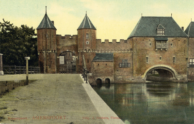 12788 Gezicht op een gedeelte van de Koppelpoort te Amersfoort vanaf de Grote Koppel uit het noordwesten.